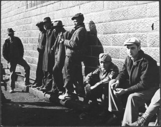 USA, Scotts Run/WV: Menschen; Eine Gruppe Männer vor einer Hauswand