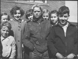 USA, Scotts Run/WV: Menschen; Eine Gruppe Kinder vor einem Haus