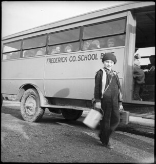 USA, Emmitsburg/MD: Schule; Schüler vor einem Schulbus