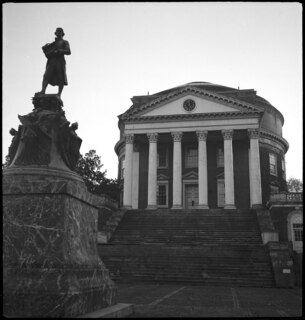 USA, Charlottesville/VA: Universität; Die Rotunda, davor steht eine Statue von Thomas Jefferson