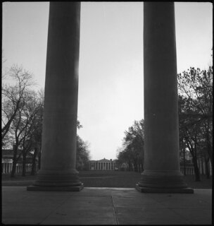 USA, Charlottesville/VA: Universität; Im Vordergrund Säulen, dahinter Gebäude