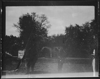 Ostpreussen | Sonntagsruhe auf dem Gutshof | [handschriftlicher Eintrag auf zerschnittenem Umschlag; unsicher, ob der Umschlag tatsächlich zu diesem Dokument gehört]