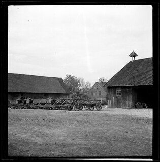 Ostpreussen | Sonntagsruhe auf dem Gutshof | [handschriftlicher Eintrag auf zerschnittenem Umschlag; unsicher, ob der Umschlag tatsächlich zu diesem Dokument gehört]15