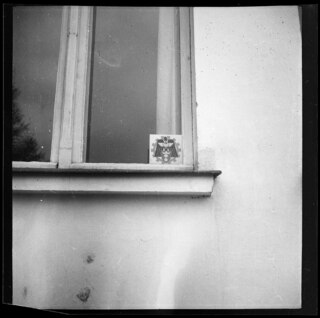 The picture of a window in a small fisher village outside Danzig was taken because oft the small sign fixed at the glass: this sign is seen in all big shops of Danzig except those which are owned by Jews. Jt seems that even a little sawing woman must proof that she is "Aryan". | [maschinengeschriebener Eintrag auf separatem Beiblatt]