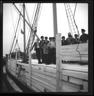 Freie Stadt Danzig, Danzig (Gdansk): Schiff (Lokalisierung unsicher); Menschengruppe auf Schiff