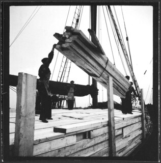 Freie Stadt Danzig, Danzig (Gdansk): Schiff (Lokalisierung unsicher); Menschen (bei der Arbeit) auf Schiff