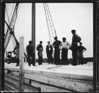 Freie Stadt Danzig, Danzig (Gdansk): Schiff (Lokalisierung unsicher); Menschengruppe auf Schiff