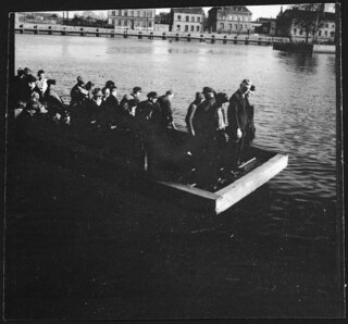 Freie Stadt Danzig, Danzig (Gdansk): Schiff (Lokalisierung unsicher); Menschengruppe auf Schiff