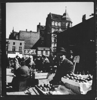 Freie Stadt Danzig, Danzig (Gdansk): Strassenszene (Lokalisierung unsicher); Markt