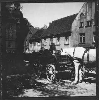 Freie Stadt Danzig, Danzig (Gdansk): Strassenszene (Lokalisierung unsicher); Pferde mit Kutsche auf einer Strasse gesäumt von Häusern