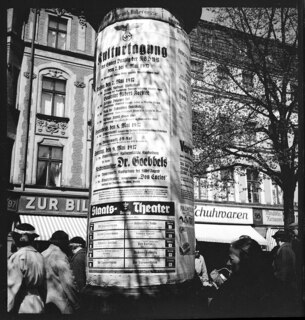 Freie Stadt Danzig, Danzig (Gdansk): Plakatsäule; Plakatsäule; Menschen; Häuser