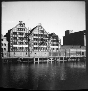 Freie Stadt Danzig, Danzig (Gdansk): Häuser; Häuserfront am Wasser (Danziger Speditionsgesellschaft und Danziger Kohlensäurewerke Rommenhöller)