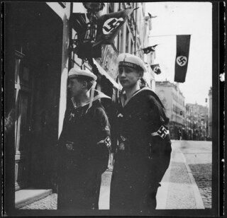 Freie Stadt Danzig, Danzig (Gdansk): Hitlerjugend; 2 Knaben in Uniform der Marine Hitlerjugend mit Hakenkreuz-Armbinde