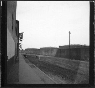 Freie Stadt Danzig, Danzig (Gdansk): Strasse; Strasse mit Häusern (behangen mit Hakenkreuz-Flaggen) und runden Gebäuden; spielende Kinder