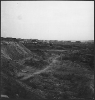 Ostpreussen, Gdynia (Gdingen): Landschaft; Landschaft mit Grabhügel; im Hintergrund Häuser