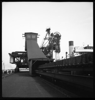 Ostpreussen, Danzig (Gdansk) oder Gdynia (Gdingen): Hafenanlage; Hafenanlage mit Schiff