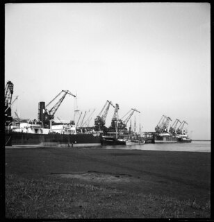 Ostpreussen, Danzig (Gdansk) oder Gdynia (Gdingen): Hafenanlage; Hafenanlage mit Schiffen