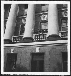 Russland, Leningrad (Sankt Petersburg): Marineschüler; 4 Marineschüler auf Palastbalkon
