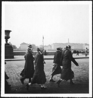 Russland, Leningrad (Sankt Petersburg): Gasmasken; Menschen mit Gasmasken