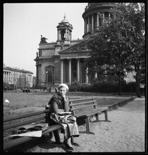 Russland, Leningrad (Sankt Petersburg): Isaakskathedrale; Frau (sitzend auf Parkbank) vor der Isaakskathedrale
