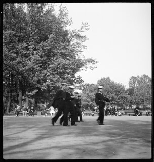 Russland, Leningrad (Sankt Petersburg): Park; Menschen in Park