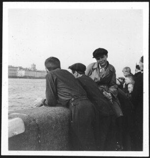 Russland, Leningrad (Sankt Petersburg): Schulkinder; Schulkinder an der Newa