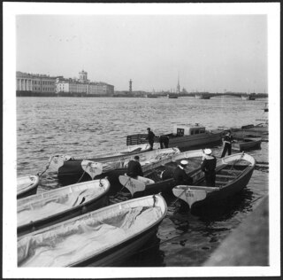 Russland, Leningrad (Sankt Petersburg): Boote; Boote auf der Newa; Menschen; im Hintergrund Gebäude und Brücke