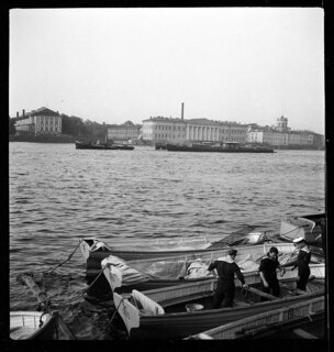 Russland, Leningrad (Sankt Petersburg): Boote; Boote auf der Newa; Menschen; im Hintergrund Gebäude und Brücke