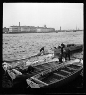 Russland, Leningrad (Sankt Petersburg): Boote; Boote auf der Newa; Menschen; im Hintergrund Gebäude und Brücke