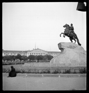Russland, Leningrad (Sankt Petersburg): Reiterstandbild; Statue Alexanders des Grossen ("der eherne Reiter"); davor Person (sitzend); im Hintergrund Gebäude