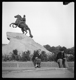 Russland, Leningrad (Sankt Petersburg): Reiterstandbild; Statue Alexanders des Grossen ("der eherne Reiter"); davor 2 Personen (sitzend)