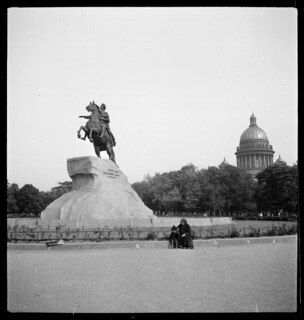Russland, Leningrad (Sankt Petersburg): Reiterstandbild; Statue Alexanders des Grossen ("der eherne Reiter"); davor 2 Personen (sitzend); im Hintergrund Isaakskathedrale