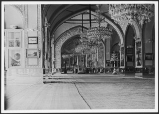 Iran, Teheran: Palast; Eine Halle mit Rundbögen und Kronleuchtern