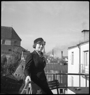 Estland, Tallinn (Reval): Studentin; Estnische Studentin auf Balkon