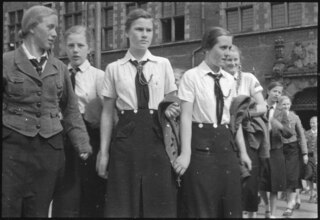 Freie Stadt Danzig, Danzig (Gdansk): Bund Deutscher Mädel; Bund Deutscher Mädel vor dem Rathaus