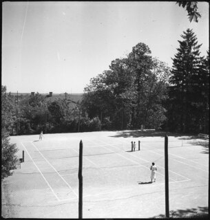 Estland: Tennis (Lokalisierung unsicher); 2 Personen beim Tennisspiel
