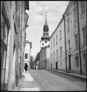 Estland, Tallinn (Reval): Strasse; Strasse mit Kirche und Wohnhäusern