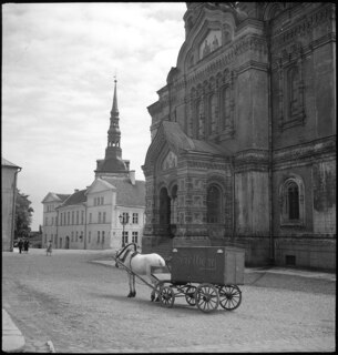 Estland, Tallinn (Reval): Gebäude; Strasse mit Gebäuden (u.a. Teilansicht der Alexander-Newski-Kathedrale); Pferdewagen