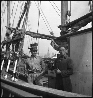 Estland, Tallinn (Reval): Hafen / Schiff; 2 Männer auf Schiff