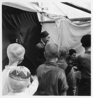 Estland, Petseri (Pechory): Zirkus; Clown umgeben von Kindern