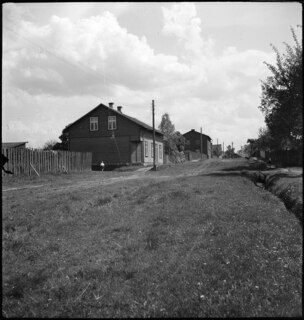 Estland, Valk/Walk (Valga): Häuser; Holzhäuser an Strasse