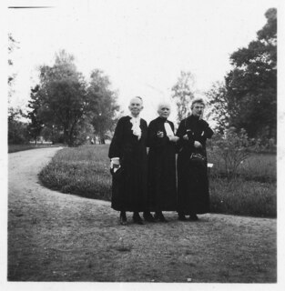 Litauen, Kaunas (Kowno): Menschen; Drei ältere Frauen in einem Park