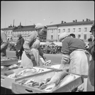 Finnland, Helsinki: Markt; Fischverkäuferinnen auf dem Markt