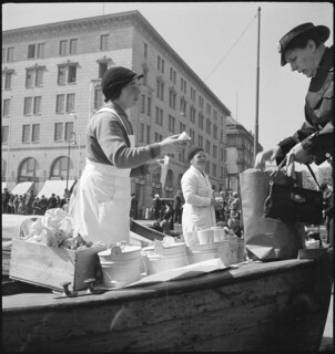 Finnland, Helsinki: Markt; Marktstände auf Booten