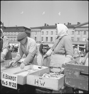 Finnland, Helsinki: Markt; Fischverkäuferinnen auf dem Markt