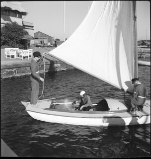 Finnland, Helsinki: Segeln; Männer auf einem kleinen Segelschiff