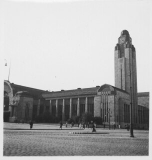 Die jungen Architekten Finnlands haben in Helsinki eine Reihe von vorbildlichen Gebäuden errichtet, und damit einen eigenen "finnischen Baustil" geschaffen, der Sachlichkeit mit dekorativer Form vereinigt. Besonders berühmt ist das Baumaterial, der in Finnland gebrochene Granit, der von rötlicher, satter und warmer Farbe ist und den neuen Stadtteilen Helsinkis einen eigenen Charakter verleiht.Helsinki