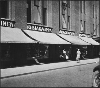 Die grösste Buchhandlung Europas - befindet sich in Helsinki! Ueber den Schaufenstern sieht man den Namen der "Akademischen Buchhandlung" auf Schwedisch und Finnisch,- denn in der Hauptstadt mit ihrem internationalen Turisten- und Handelsverkehr hat man das leichter verständliche Schwedisch neben dem schwierigen Finnisch als zweite offizielle Sprache beibehalten.