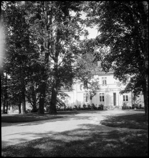 Wie lebt man auf einem finnländischen Herrenhof: | Das Herrenhaus: niedrig, aus Holz gebaut [Legende auf Umschlag]