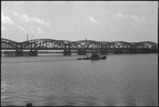 Lettland, Riga: Brücke; Eisenbahnbrücke über den Fluss Düna (Daugava)